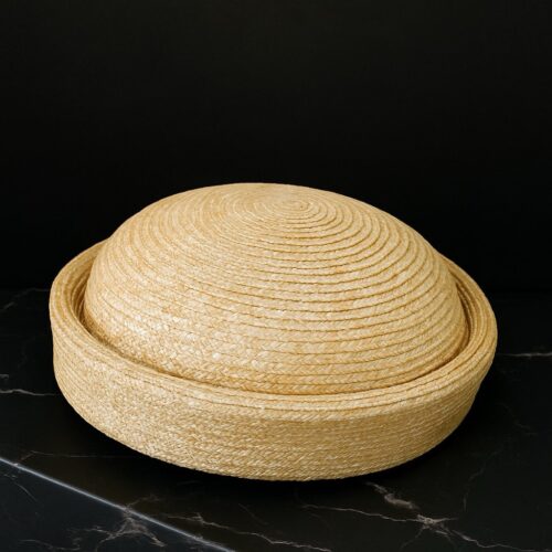 Sombrero pillbox de rafia tejido a mano – Verano 2025
