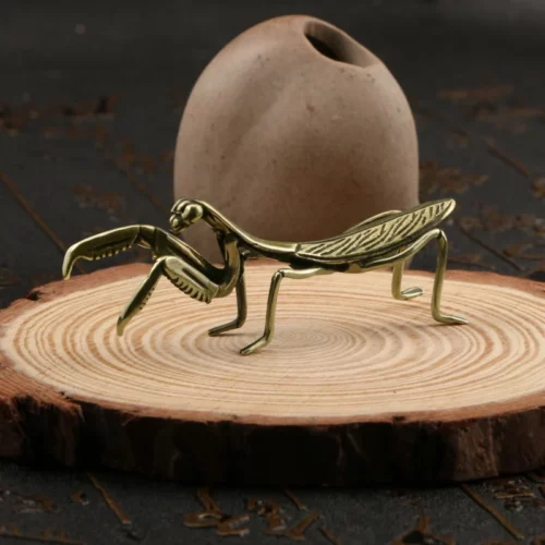 Tenpai Mantis en Cobre/Latrón – Figurita de Insecto para Bonsái